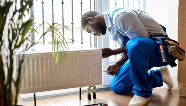 Các triệu phú không vứt bỏ đồ đạc ngay khi có dấu hiệu hao mòn. Họ luôn lựa chọn phương án sửa chữa. Thói quen này giúp họ tiết kiệm khá nhiều tiền theo thời gian. Ảnh: Getty