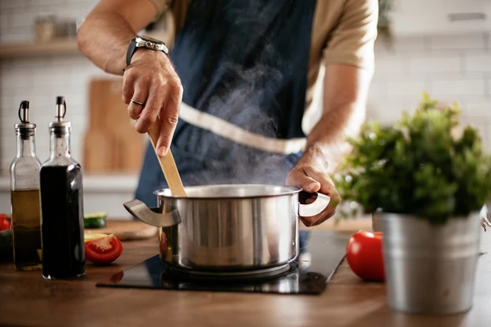 Ăn ở ngoài có thể tốn kém nên nhiều triệu phú chọn nấu ăn ở nhà. Tự chuẩn bị đồ ăn tại nhà lành mạnh hơn ăn ngoài lại tiết kiệm tiền đáng kể. Ảnh: Wipro Appliances