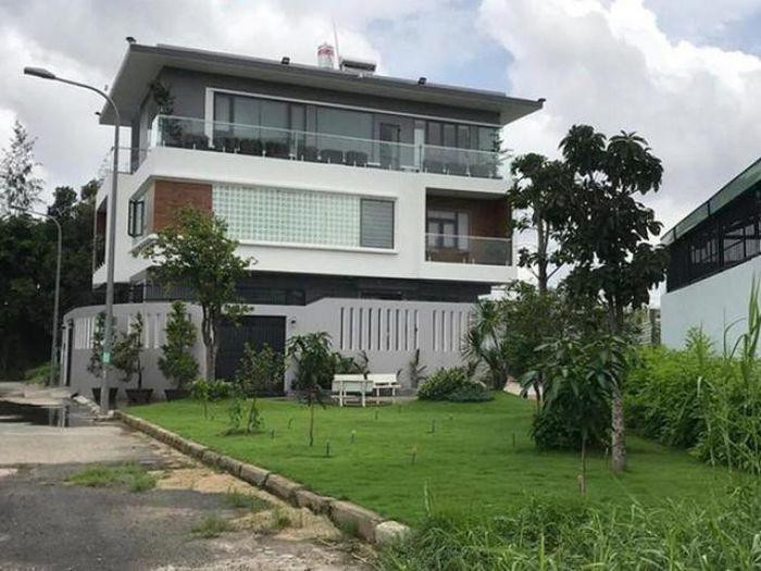 Tại TP HCM, gia đình Ốc Thanh Vân sở hữu căn biệt thự rộng lớn, sang trọng tại Bình Chính với giá trị ước tính hàng chục tỷ đồng. Ảnh: FB Ốc Thanh Vân