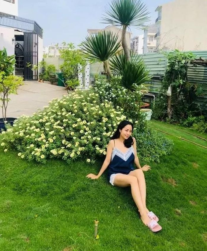 Biệt thự của Ốc Thanh Vân sử dụng tông trắng chủ đạo, thiết kế kế đậm chất đương đại, có sân vườn rộng rãi, nhiều cây xanh. Ảnh: FB Ốc Thanh Vân