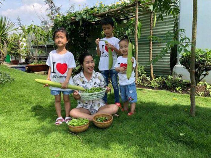 Cơ ngơi của Ốc Thanh Vân trông không khác miệt vườn bởi trồng đủ loại cây ăn trái và rau xanh. Ảnh: FB Ốc Thanh Vân