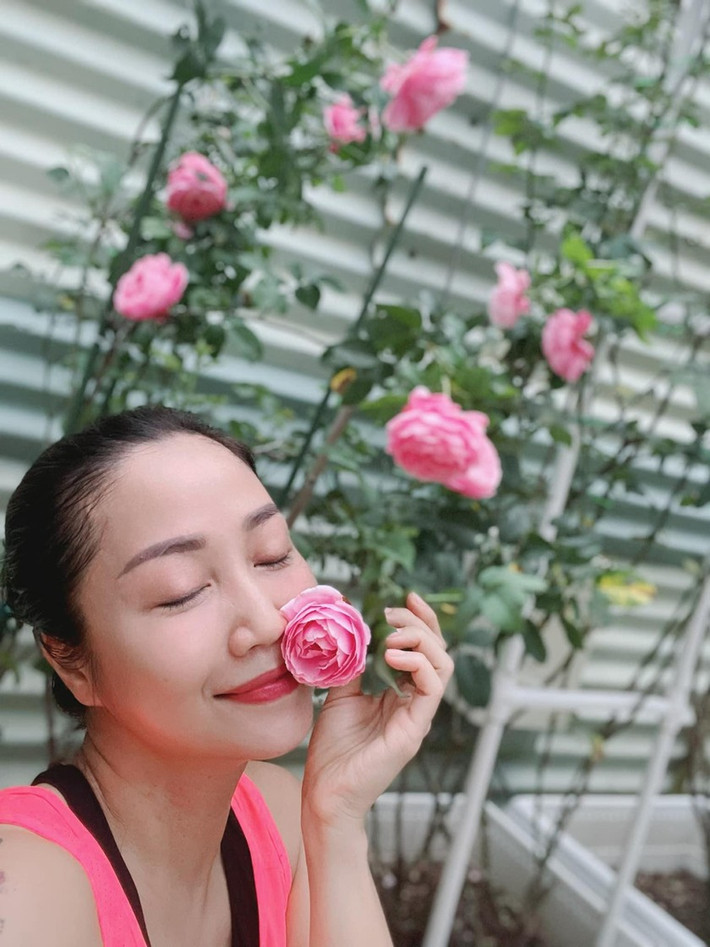 Nữ nghệ sĩ cho biết trồng hồng rất cực nhưng vì mê cái đẹp của loài hoa này nên không ngại khó nhọc. Ảnh: FB Ốc Thanh Vân