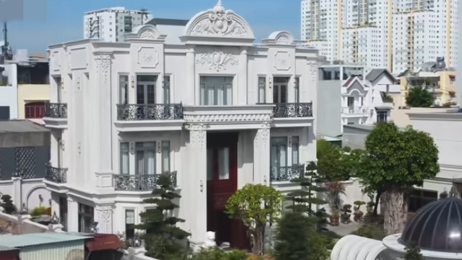 Theo chia sẻ của Hoàng Đức - founder kênh Nhà TO, đây là một công trình giản dị, không quá đầu tư nhiều tiền nhưng thiết kế ngoại thất rất tỉ mỉ. Ảnh chụp màn hình NhaTo