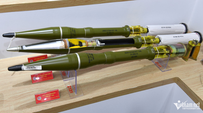 Ngoài UAV, các loại súng, đạn "Made in Vietnam" trưng bày ở triển lãm cũng gây ngạc nhiên cho nhiều khách tham dự. Trong ảnh là đạn chống tăng 73mm, tầm bắn thẳng 800m, tầm bắn lớn nhất trên thước ngắm là 1.300m. Sản phẩm này do Viện vũ khí sản xuất.