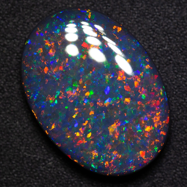Opal đen là một trong những loại đá mê hoặc nhất trên thế giới, được săn lùng vì khả năng hiển thị màu sắc dường như vô hạn. Ảnh: Black Opal Direct