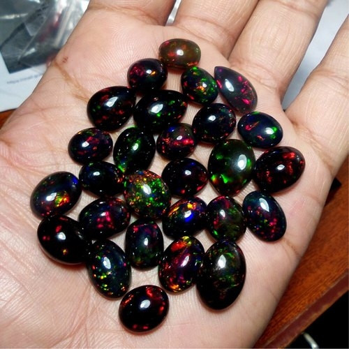 So với đá opal thông thường chỉ có một màu, opal đen thể hiện nhiều màu sắc khác nhau tương phản với một tông màu tối của tổng thể. Ảnh: Getty
