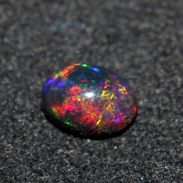 Một viên opal đen có thể thay đổi từ 1.000 USD một carat khi còn ở trong nhà máy và lên đến hàng chục ngàn USD mỗi carat khi đạt chất lượng hàng đầu. Ảnh: eBay