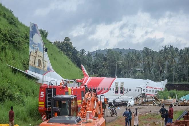 Tháng 9/2020, chiếc Boeing 737-800 của Air India Express chở nhiều người Ấn Độ về từ Dubai đã vượt quá đường băng và gặp nạn khi đang hạ cánh ở sân bay quốc tế Calicut của Ấn Độ. Vụ việc khiến 21 người thiệt mạng. Ảnh: The Financial Express