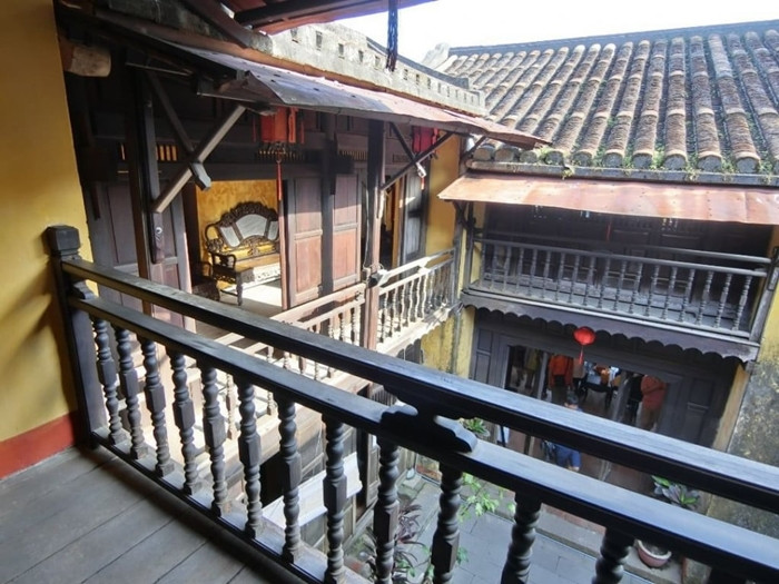 Điểm nhấn chính là những cây cột, kèo... tất cả đều được chạm trổ đường nét tinh xảo. Ảnh: Mia