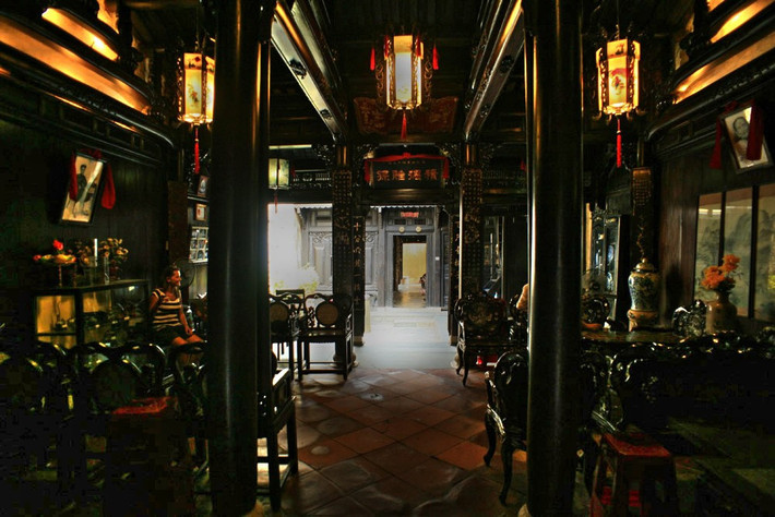 Ngôi nhà đã có 7 thế hệ gia đình họ Lê sinh sống. Hiện nay, gia chủ vẫn ở tầng trên của ngôi nhà, còn tầng trệt dành cho khách tham quan. Ảnh: Mia