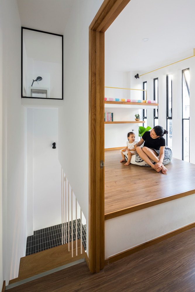 Điều thú vị trong nhà là độ cao các tầng không đều nhau, kết hợp hệ thống cầu thang tạo nên những khoảng trống xinh xắn. Ảnh: Hiroyuki Oki , Thiết Vũ