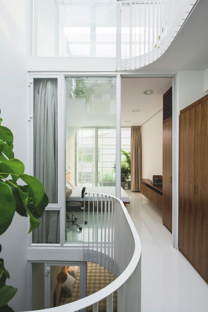 Để tăng sáng, kiến trúc sư còn sử dụng tông màu trắng sáng chủ đạo cho toàn bộ căn nhà. Ảnh: Hiroyuki Oki