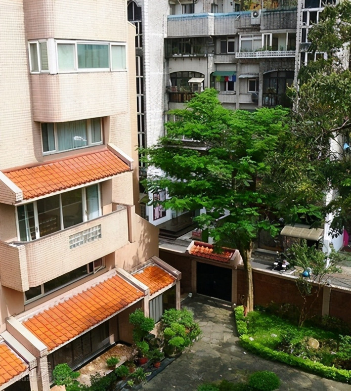 Biệt thự của nữ sĩ Quỳnh Dao có diện tích khoảng 660m2, bên ngoài lát tường gạch đỏ, bên trong là hòn non bộ, hồ cá và nhiều cây cảnh. Ảnh: Sohu