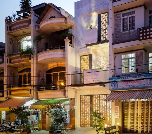 Nằm trên khu đất điển hình của kiến trúc nhà phố Sài Gòn 4x15m, ngôi nhà 3 tầng gây ấn tượng bởi sự khác biệt với những công trình xung quanh.