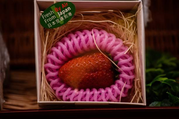 Dịp Valentine 2017, giới trẻ phát cuồng với trái dâu tây Kotoka đặc biệt xuất xứ từ Nhật Bản khi nó có giá tới 500.000 đồng/quả. Ảnh: Getty Images.