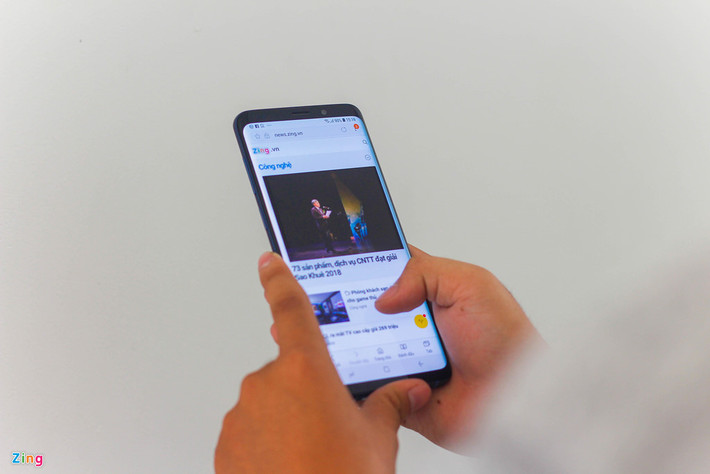Galaxy S9+ xanh san hô sẽ bán ra vào ngày 28/4 với mức giá 23,5 triệu đồng, tương tự các phiên bản màu sắc khác.
