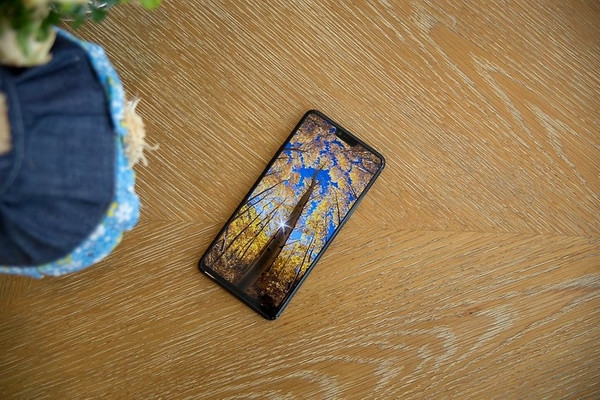 Tỷ lệ màn hình/kích cỡ đạt tới 90% và có “tai thỏ” như iPhone X: Màn hình Super-V của R15 có tỷ lệ màn hình/kích cỡ lên tới 90% nên khá nhỏ gọn so với kích cỡ 6,28 inch của máy. Ngoài phần tai thỏ nổi bật trông giống với iPhone X, Oppo R15 còn sở hữu màn hình OLED cỡ lớn 6,28 inch độ phân giải FullHD+ (2280 x 1080 điểm ảnh) theo tỷ lệ 19: 9. Các đường viền màn hình rất mảnh chỉ khoảng 1,78mm. Phần “tai thỏ” được đặt camera trước và một số bộ cảm biến khác nhau.