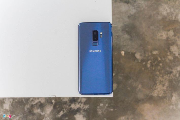 Về tổng thể, Galaxy S9+ xanh san hô vẫn có thiết kế như các phiên bản màu sắc khác. Tuy nhiên màu xanh trên máy cho cảm giác tươi mới và sang trọng.