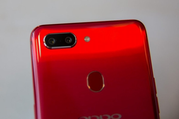 Cải thiện chất lượng hình ảnh nhờ trí tuệ nhân tạo (AI): Oppo R15 trang bị camera sau 16MP. Bộ cảm biến là Sony IMX519 với kích cỡ 1/2,6 inch và 1,22μm điểm ảnh. Ống kính có khẩu độ f/17 (trên R15 Pro), không có bộ ổn định hình ảnh quang học nhưng có ổn định điện tử để giảm thiểu rung khi chụp ảnh. Phiên bản Pro có thêm một camera nữa ở mặt sau để chất lượng ảnh chụp tuyệt vời hơn nữa.