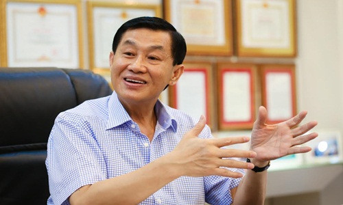 Ông Johnathan Hạnh Nguyễn, bố chồng Hà Tăng là chủ tịch tập đoàn Liên Thái Bình Dương (IPP), nắm giữ trong tay số tài sản khổng lồ hàng trăm triệu USD và chiếm tới 70% thị trường hàng hiệu. Ảnh: Zing.