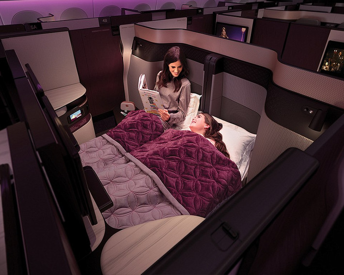 A350-1000 là chiếc máy bay Airbus đầu tiên được trang bị các ghế Qsuite hoàn toàn mới với tiện nghi giường đôi đầu tiên ở hạng Thương gia.