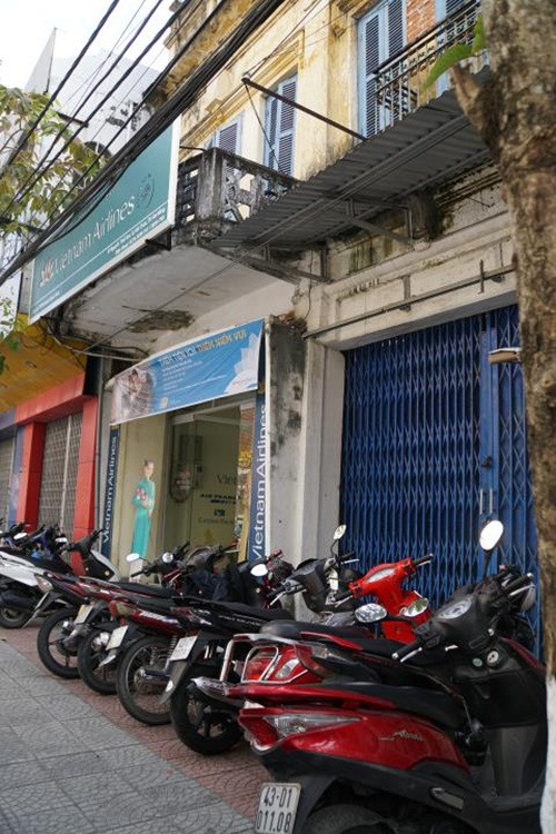 Hai ngôi nhà số 45 và 47 đường Nguyễn Thái Học được Vũ Nhôm tặng cho ông Nguyễn Xuân Anh (nguyên Bí thư Thành ủy Đà Nẵng). Hiện việc kinh doanh vé máy bay tại đây vẫn diễn ra bình thường. Ảnh: Baodatviet.