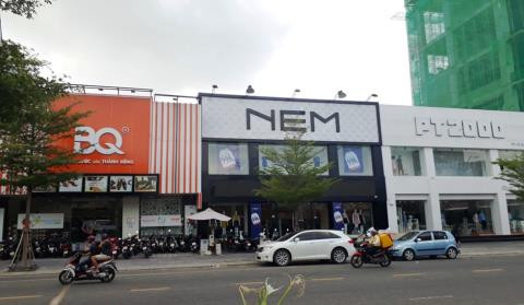 Khu đất số 57 đường Lê Duẩn ngay trung tâm TP Đà Nẵng đang là một dãy gồm 4 căn nhà bày bán áo quần và giày dép. Ảnh: Baodatviet.