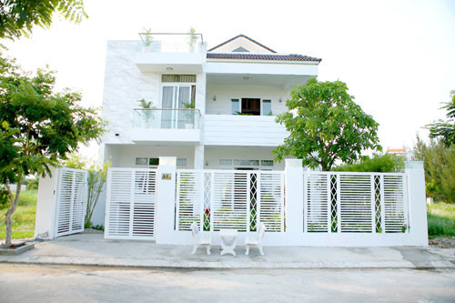MC Quyền Linh sống tại căn biệt thự trắng ở ở khu dân cư Phước Kiểng, (Quận 7, TP HCM). Ảnh: Người đưa tin.
