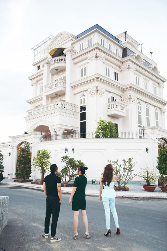 Biệt thự của Lý Nhã Kỳ nằm trên khu đất 600m2, mang phong cách hoàng gia châu Âu. Đứng từ tầng thượng của ngôi nhà còn có thể ngắm nhìn cả một khu vực rộng lớn của thành phố và sông Sài Gòn. Ảnh: Vietnamnet.