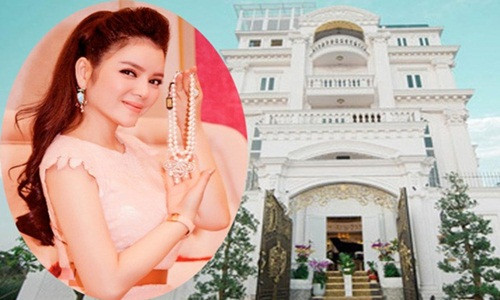 Là một trong những sao Việt giàu có bậc nhất làng giải trí, Lý Nhã Kỳ không chỉ xuất hiện trong những bộ cánh hàng hiệu, trang sức kim cương bạc tỷ, người đẹp còn sở hữu cả một lâu đài trắng ở quận 2, TP HCM.