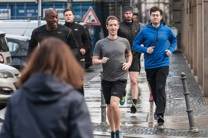 Mức chi phí này tăng hơn 50% so với năm 2016 (4,8 triệu USD). Chi phí bảo vệ Mark Zuckerberg năm 2015 là 4,2 triệu USD. Ảnh: Dazeinfo.