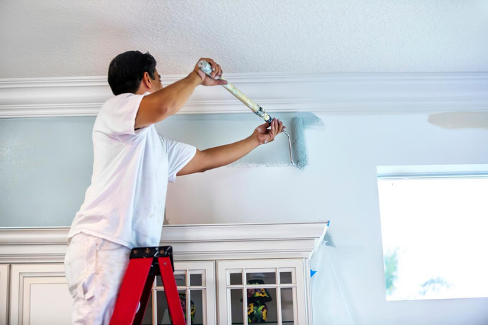 Nên sơn từ trên trần xuống mép sàn nhà. Sơn đến đâu xong đến đó, tránh tình trạng sơn cách quãng, màu sơn sẽ không đều thành từng mảng. Ảnh: Internet.