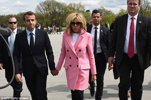 Ông Macron cùng vợ luôn thể hiện cử chỉ tình cảm như nắm chặt tay nhau khi di chuyển. Vợ chồng tổng thống được hộ tống bởi đội ngũ nhân viên an ninh chuyên nghiệp.