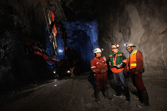 Các công nhân của Freeport McMoRan làm việc bất kể ngày đêm. Ảnh: Insider.
