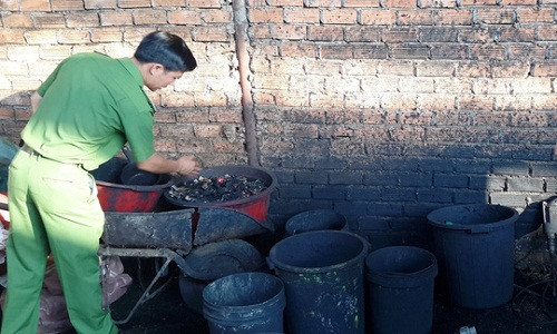 Những thau chậu cáu bẩn được sử dụng để đựng nước pin nhuộm đen cà phê. Ảnh: NLĐ.