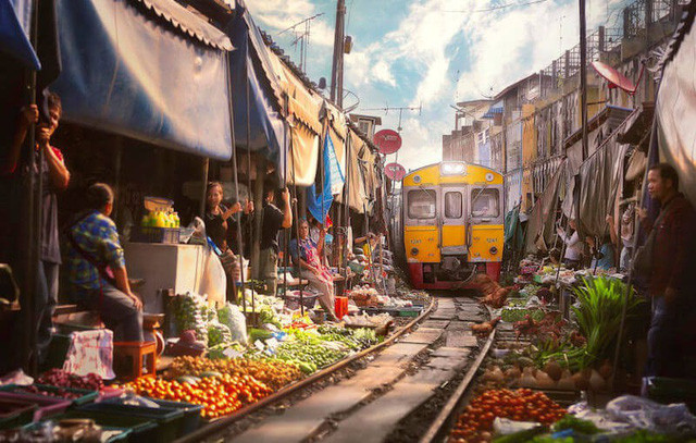 Các sạp hàng chỉ dựng tạm bợ, sát với đường ray.