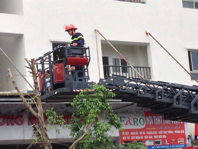 Theo xác định, điểm cháy bắt nguồn từ hộp kỹ thuật tầng 17. Sau đó cháy theo đường dây điện, khói bốc lên các tầng cao hơn. Ảnh: Vietnamplus.
