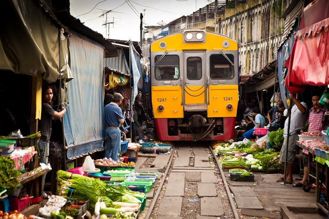 Các món hàng được bày bán la liệt sát, thậm chí ngay trên đường ray tàu hỏa.