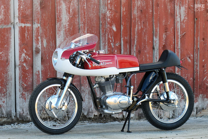 Chiếc xe là mẫu Ducati Scrambler 5 số đời 1966. Tôi đã đổi bộ vỏ xe để có được nó. Scrambler 250 mang phong cách những năm 60 và định biến nó thành một chiếc cafe racer gọn nhẹ”, Mike nhớ lại.