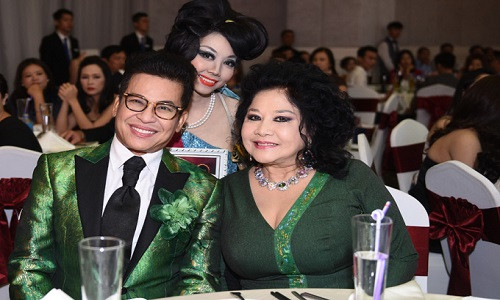 Thanh Bạch từng 9 lần tổ chức 'tiệc cưới' với bà Thúy Nga - chủ một trung tâm ca nhạc nổi tiếng ở hải ngoại. Nam MC giải thích, đó là những buổi tiệc để gây quỹ từ thiện, giúp những người có hoàn cảnh khó khăn. Anh và 'vợ tin đồn' thường xuyên xuất hiện tình tứ bên nhau, bất chấp lời dị nghị, bàn tán của mọi người. Cặp đôi hội ngộ nhà thiết kế Quỳnh Paris (đứng sau) trong sự kiện tại TP HCM ngày 12.4