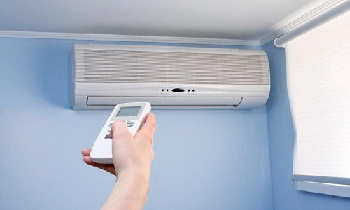 Điều hòa nhiệt độ được xem là thiết bị điện ngốn nhiều điện năng nhất trong gia đình. Một chiếc điều hòa 9000 BTU (công suất dao động từ 800 – 850 W) tiêu tốn khoảng 0,85KWh (gần 1 số điện) trong một giờ.
