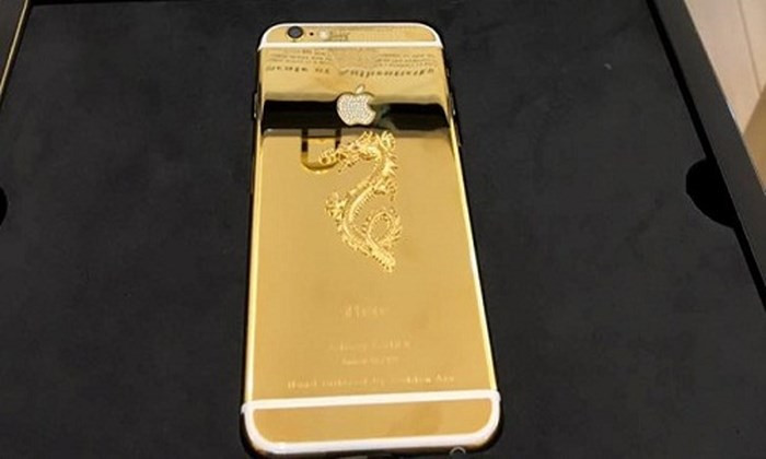 Chiếc iPhone 6 của Mr Đàm được làm từ vàng 24K chất lượng cao do một công ty ở Việt Nam sản xuất với phiên bản hạn chế. Ảnh: Facebook Mr Đàm.