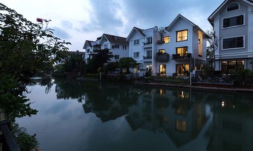 Tọa lạc tại Long Biên (Hà Nội), ngôi nhà phố khang trang này là công trình thiết kế của nhóm kiến trúc sư AHL Architects.