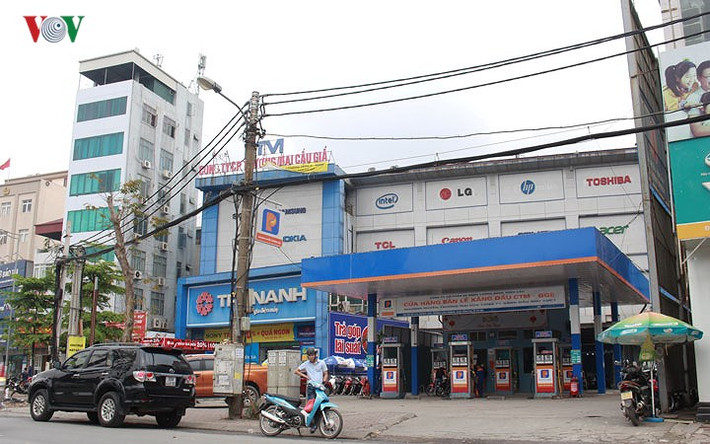Một cửa hàng xăng khác trên đường Láng nằm ngay cạnh siêu thị điện máy.
