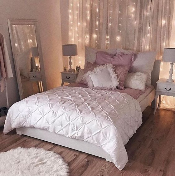Thả đèn led tạo thành bức rèm phía đầu giường cũng là cách tăng ánh sáng, vẻ đẹp lung linh cho căn phòng. Đèn led cũng giúp không gian có thêm điểm nhấn ấn tượng mà không cần quá nhiều chi phí.