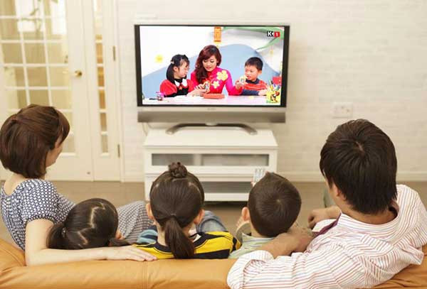 Chiếc ti vi màn hình 32 inch thường có công suất 40W. Nếu bật liên tục 25 tiếng sẽ tiêu thụ hết 1 số điện. Ti vi 40 inch (65W) sẽ tiêu thụ hết 1 số điện chỉ sau 15,4 giờ sử dụng.