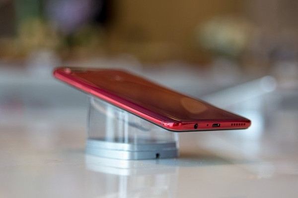 Các phiên bản Pro (Dream Mirror Edition) sử dụng SoC Qualcomm Snapdragon 660 sản xuất theo quy trình 14nm. Cả hai phiên bản đều trang bị RAM 6GB và bộ nhớ trong 128GB có thể mở rộng thêm tối đa 256GB nhờ thẻ nhớ microSD. Smartphone này hỗ trợ hai khay SIM trong đó có một khe lai để người dùng sử dụng thẻ SIM hoặc thẻ microSD.