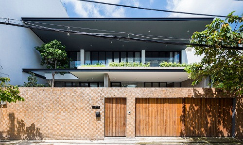 Tọa lạc trong khu dân cư đông đúc ở quận 7 (TP HCM), ngôi biệt thự tràn ngập nắng gió thuộc sở hữu của một cặp vợ chồng trẻ có 2 con.