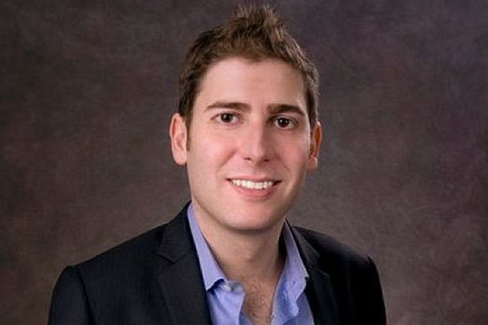 Eduardo Saverin - người đồng sáng lập Facebook với Mark Zuckerberg chỉ mất 1 năm để trở thành tỷ phú. Làm việc tại Facebook trong chưa đầy một năm, Saverin vẫn là một cổ đông lớn của Facebook và số cổ phần ông nắm giữ tương đương hơn 1 tỷ USD vào năm 2010. Ảnh: The Verge.