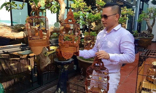 Trung bình mỗi chiếc lồng được làm thủ công, chạm khắc tinh xảo có giá từ 50 – 250 triệu đồng. Tính cả bộ sưu tập lồng của anh Chương có giá cả tỷ đồng. Ảnh: Nguoiduatin. Video: Những khoảnh khắc bình yên với thú chơi chim cảnh. Nguồn: VTC14.